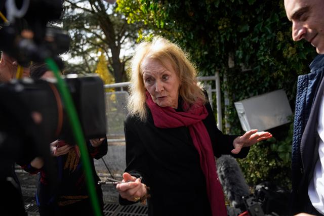 6일 2022년 노벨문학상 수상자로 선정된 프랑스 소설가 아니 에르노가 발표 직후 세르지 퐁투아즈의 자택 앞에서 언론과 인터뷰하고 있다. 세르지 퐁투아즈=AP 연합뉴스
