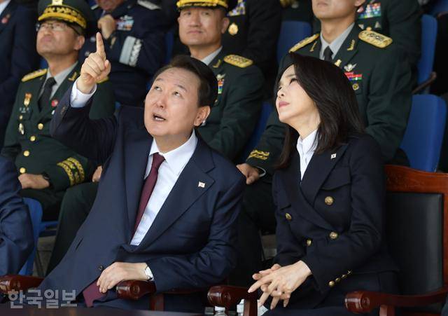 윤석열 대통령과 김건희 여사가 1일 오전 충남 계룡대에서 열린 건군 제74주년 국군의 날 행사에서 한미 특수전요원들의 고공강하 시범을 보고 있다. 계룡대=서재훈 기자