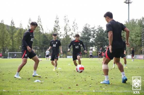 훈련 중인 김문환과 윤종규.(사진=KFA)