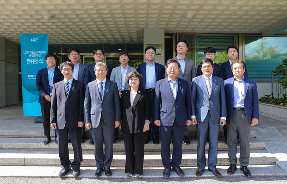 포스코, 한국화학연구원, RIST 등이 6일 대전 한국화학연구원에서 '저탄소화학공정 융합연구단' 현판식을 개최했다. [사진=포스코]