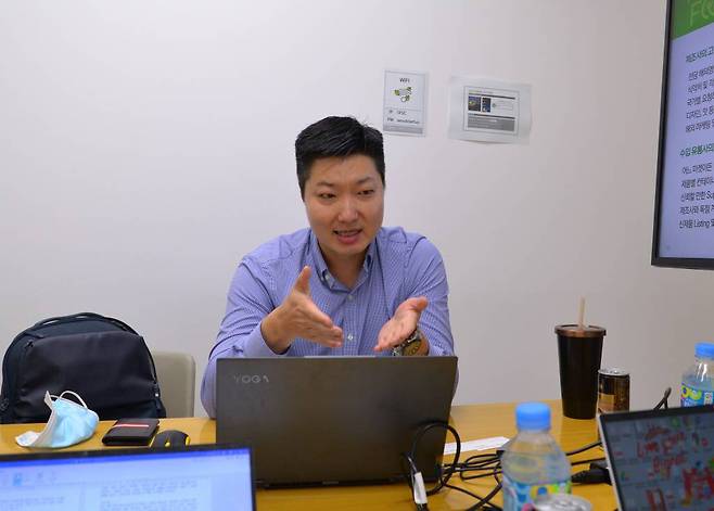 열정적으로 아시안푸드컨넥트 푸딜에 대해 이야기하고 있는 김효길 대표, 출처: IT동아