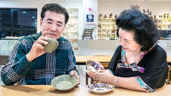 강릉 환희컵박물관에서는 커피 값에 1500원만 더 보태면 고려청자, 영국 왕실 커피잔 등을 이용해 커피를 마실 수 있다. 관장이자 미술 작가로 활동 중인 장길환·명태숙 부부가 고려청자와 영국 왕실 커피잔을 들어보이고 있다.