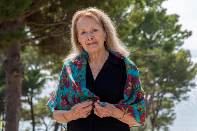 ▲ epa10226413 (FILE) - French writer Annie Ernaux poses for a photograph at Hotel Formentor garden, in Pollenca, Majorca, Balearic Islands, Spain, 20 September 2019 (reissued 06 October 2022). French author Annie Ernaux has been awarded on 06 October 2022, the Nobel Prize in Literature for 2022 ‘for the courage and clinical acuity with which she uncovers the roots, estrangements and collective restraints of personal memory’. EPA/CATI CLADERA *** Local Caption *** 55481224