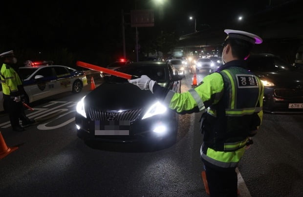 경찰이 야간 음주운전 단속을 하고 있다. 사진은 기사와 무관함. /사진=연합뉴스