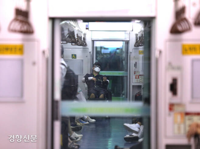 허혁씨가 지난달 1일 서울시내에서 열린 중증장애인고용촉진특별법 제정 촉구 집회를 마친 뒤 휠체어에 탄 채 귀갓길 지하철에 올라 있다. 열차 사이를 연결하는 출입문이 투명한 장벽을 떠올리게 한다. 고도의 효율성이 지배하는 한국의 도시는 장애인을 비롯한 약자들에게 공간을 내어주지 않는다. 강윤중 기자