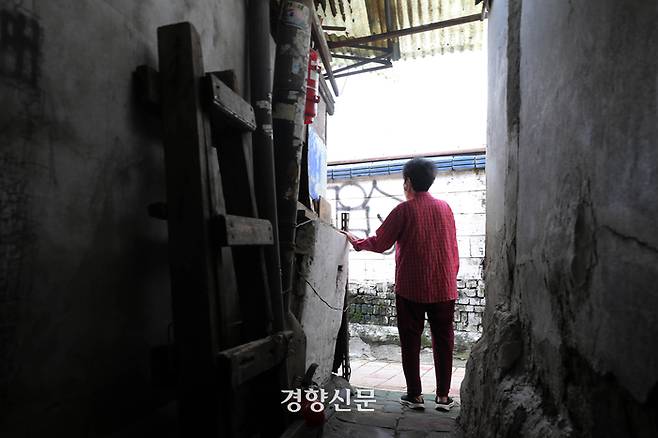 서울 종로구 창신동에서 한 주민이 골목을 나서고 있다. 김창길 기자
