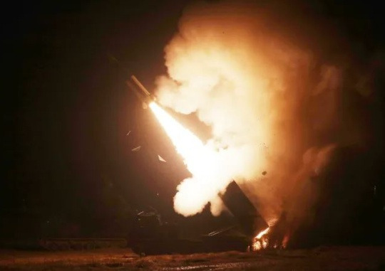 The Joint Chiefs of Staff announced that the South Korean military and the U.S. Forces Korea each fired surface-to-surface missiles into the East Sea in response to North Korea’s provocation, the firing of an intermediate-range ballistic missile on October 5. The picture shows the launch of a surface-to-surface missile. Courtesy of the Joint Chiefs of Staff