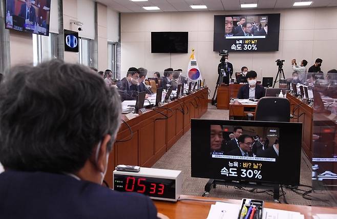 한상혁 방송통신위원회 위원장이 6일 서울 여의도 국회에서 열린 과학기술정보방송통신위원회의 국정감사에서 더불어민주당 박찬대 의원의 ‘윤석열 대통령 해외 순방 보도’ 관련 질의 화면을 바라보고 있다.  연합뉴스