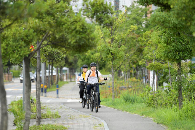 노관규 전남 순천시장이 지난 8월 자전거를 이용해 출근하고 있다. ‘대자보(대중교통·자전거·보행) 도시’를 표방한 노 시장은 자전거를 직접 타며 시민들의 의견을 듣고 있다. 순천시 제공