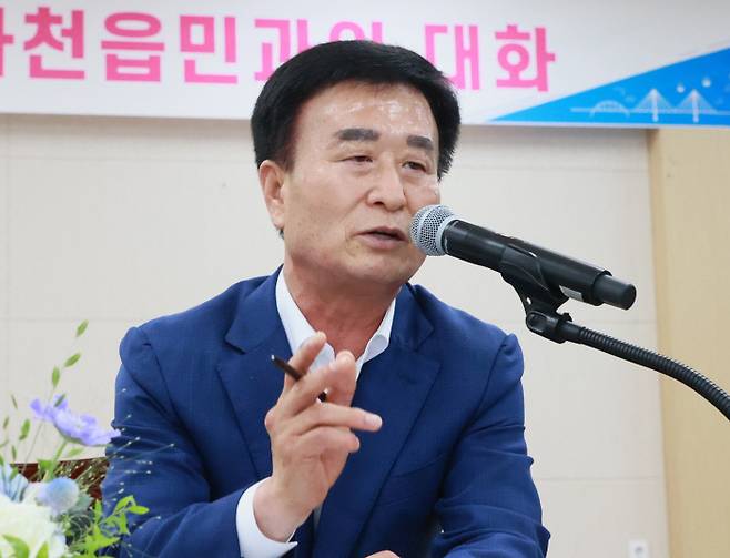 박동식 경남 사천시장이 지난 7월 사천읍을 시작으로 ‘시민과의 대화’를 하고 있다. 사천시 제공