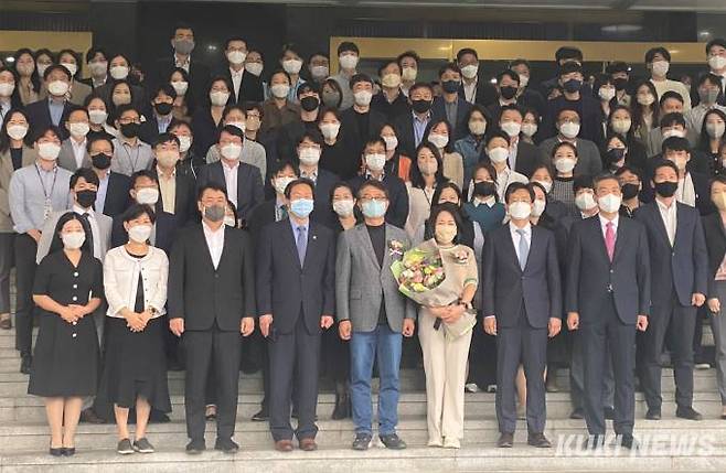 6일 퇴임한 윤종인 개인정보위 위원장(앞줄 왼쪽에서 다섯번째)이 개인정보위 임직원들과 기념촬영을 하고 있다. 송금종 기자 