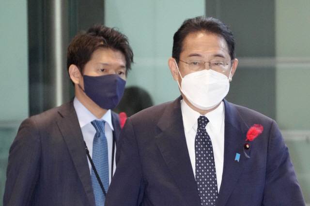 기시다 후미오(사진 앞)일본 총리와 장남인 기시다 쇼타로 총리 정무담당 비서관이 4일 도쿄 총리관저에 들어서고 있다. [사진=연합뉴스]