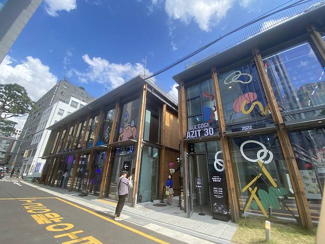 지난 5일 정오 서울시 종로구 익선동 롯데리아 플래그십스토어 ‘불고기랩’ 매장 앞에서 방문객이 사진을 찍고 있다. 신주희 기자