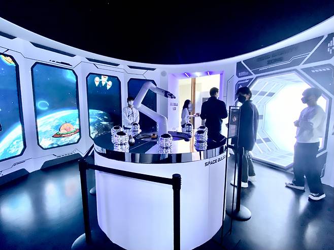 지난 5일 정오 서울시 종로구 익선동 롯데리아 플래그십스토어 ‘불고기랩’ A동 내부를 방문객들이 둘러보고 있다. 신주희 기자