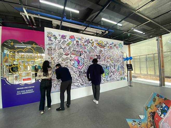 지난 5일 정오 서울시 종로구 익선동 롯데리아 플래그십스토어 ‘불고기랩’에 마련된 아트 공간에서 방문객들이 그림을 그리고 있다. 신주희 기자