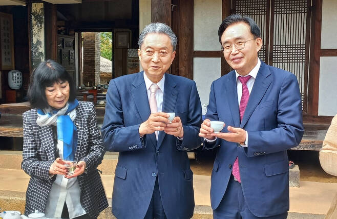 하토야마 전 총리와 남파고택에서 환담을 하고 있는 윤병태나주시장(오른쪽)