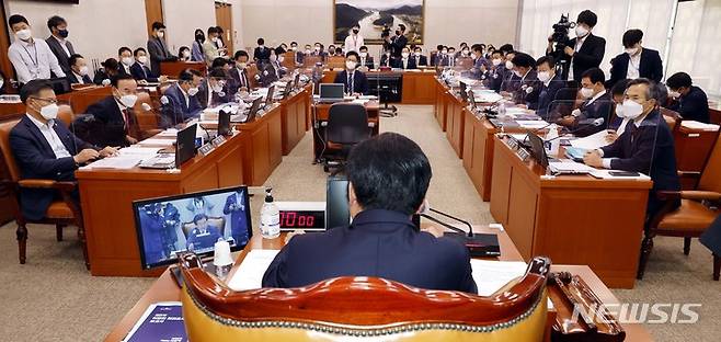 [서울=뉴시스] 김선웅 기자 = 소병훈 국회 농림축산식품해양수산위원장이 6일 서울 여의도 국회 농해수위원회 해양수산부 국정감사를 개의하고 있다. (공동취재사진) 2022.10.06. photo@newsis.com