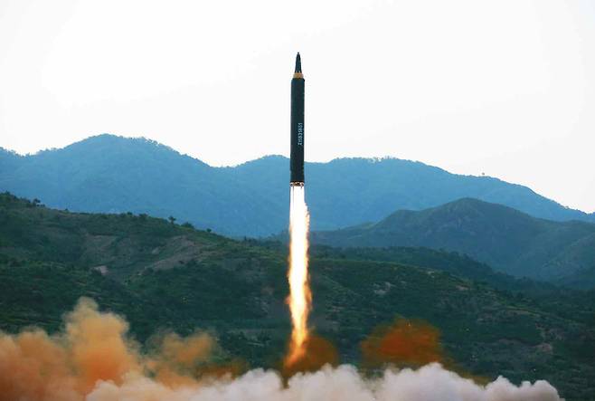 북한의 ‘화성-12형’ 중거리 탄도 미사일이 발사되고 있다. 세계일보 자료사진