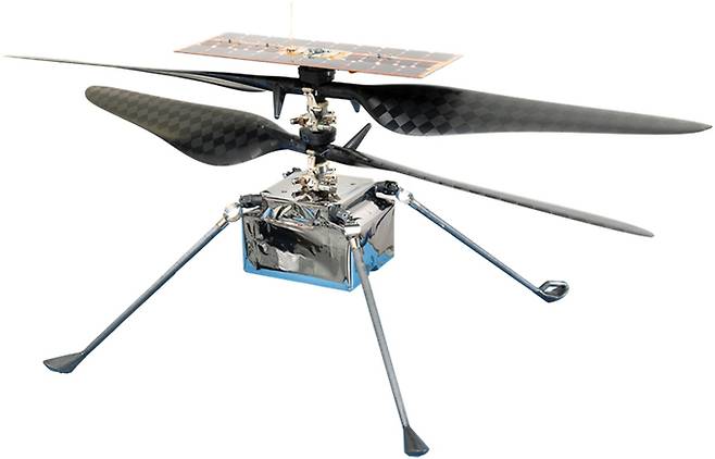 ‘퍼서비어런스’에 탑재된 드론 ‘인저뉴어티’(Ingenuity). 무게 1.8㎏, 날개 길이 1.2m로 2021년 4월19일 화성에서 첫 비행에 성공했다. 퍼서비어런스가 이동해 탐사할 곳을 위에서 찾아내고 목표지를 잘 찾아가도록 안내하는 역할을 한다. 미 나사(NASA·항공우주국) 제공
