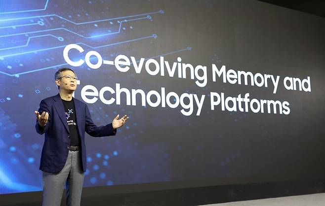 지난 5일(현지시간) 미국 실리콘밸리에서 열린 ‘삼성 테크 데이 2022’에서 메모리사업부장 이정배 사장이 발표를 하고 있다. 삼성전자 제공