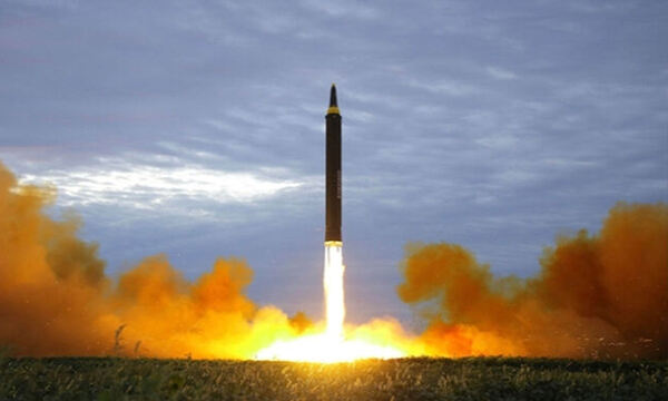 북한의 화성-12형 중거리 탄도미사일이 발사되고 있다. 연합뉴스
