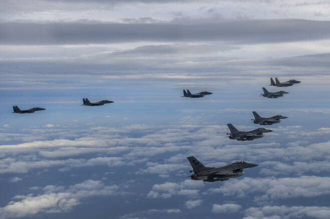 지난 4일 우리 공군과 미국 공군이 공격편대군 비행을 하고 있다. 합동참모본부 제공
