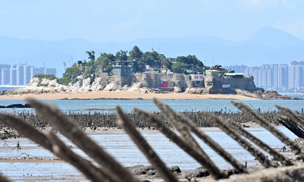 대만의 한 섬의 해안가에 설치된 상륙 방지용 장애물 뒤로 대만군 전초기지가 보인다. AFP연합뉴스