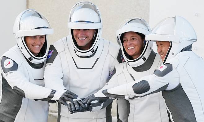 우주탐사기업 스페이스X의 유인 우주선인 크루 드래건 유인 캡슐(크루-5)을 실은 팰컨9 로켓에 탑승해 국제우주정거장(ISS)에 체류할 러시아의 다섯 번째 여성 우주인 안나 키키나(왼쪽부터), 미국의 해군 조종사 조시 커사다, 최초의 여성 원주민 출신 니콜 아우나프 만, 일본의 와카타 고이치 우주비행사가 우주여행에 앞서 손을 모아 임무 완수를 다짐하는 모습. 케이프커내버럴=UPI연합뉴스