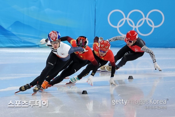 2022 베이징 동계올림픽 남자 쇼트트랙 1000m 준결승 경기 장면 / 사진=Gettyimgaes 제공
