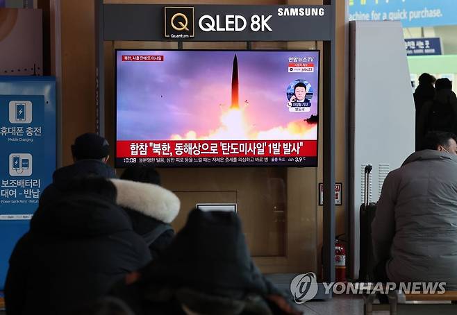 지난 1월 북한의 탄도미사일 발사 관련 뉴스를 바라보는 시민들 [연합뉴스 자료사진. 재판매 및 DB 금지]