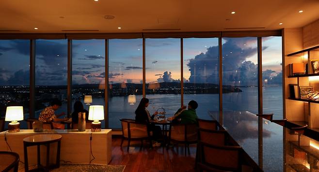 클럽라운지 '리나라'에서 노을을 즐기는 관광객 [사진/진성철 기자]