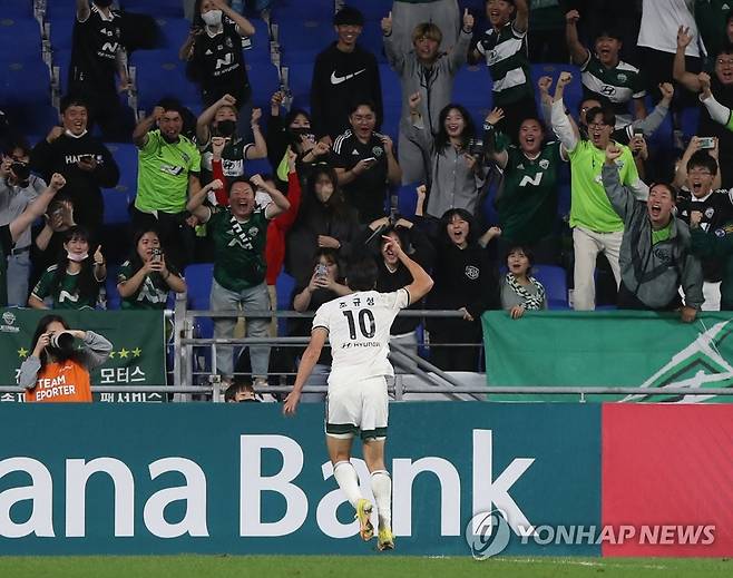 역전 골 조규성, 팬들과 환호 (울산=연합뉴스) 김용태 기자 = 5일 울산 문수축구경기장에서 열린 2022 하나원큐 FA컵 4강 울산 현대와 전북 현대의 경기에서 전북 조규성이 역전 골을 넣고 원정 팬들과 환호하고 있다. 2022.10.5 yongtae@yna.co.kr