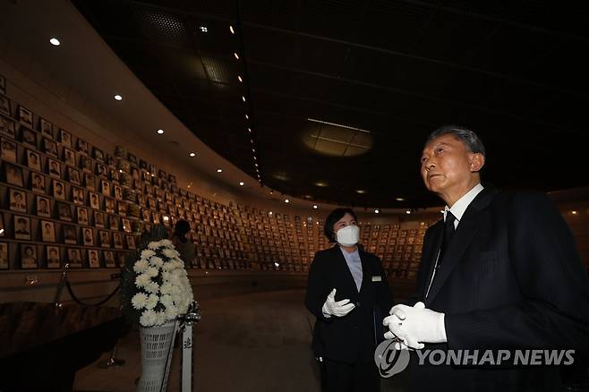 5·18민주화운동 열사들 사진 바라보는 하토야마 전 총리 (광주=연합뉴스) 차지욱 기자 = 하토야마 유키오(鳩山由紀夫) 전 일본 총리가 6일 오후 국립5·18민주묘지를 참배하고 유영보관소에 들러 열사들의 사진을 보고 있다. 2022.10.6 uk@yna.co.kr