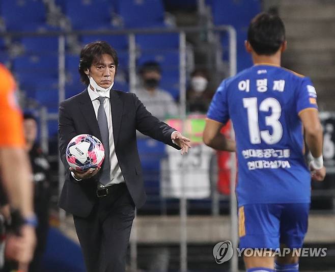 공 건네주는 홍명보 감독 (울산=연합뉴스) 김용태 기자 = 5일 울산 문수축구경기장에서 열린 2022 하나원큐 FA컵 4강 울산 현대와 전북 현대의 경기에서 울산 홍명보 감독이 공을 건네주고 있다. 2022.10.5 yongtae@yna.co.kr