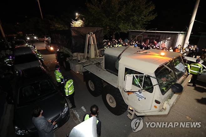 성주 사드기지에 군용장비·자재 등 반입 (성주=연합뉴스) 김현태 기자 = 6일 오후 10시께 사드(THAAD·고고도미사일방어체계)기지 입구인 경북 성주군 초전면 소성리 마을회관 앞 도로에 사드기지로 들어가는 장비를 실은 군용차량이 지나가고 있다. 2022.10.6 mtkht@yna.co.kr