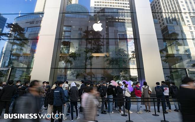 애플의 신제품&nbsp;아이폰14&nbsp;시리즈가 국내 정식 출시된 7일 오전 서울 중구 명동 애플스토어에서 구매희망자들이&nbsp;아이폰14&nbsp;제품을 구매하기 위해 줄을 서고 있다./사진=이명근 기자 qwe123@