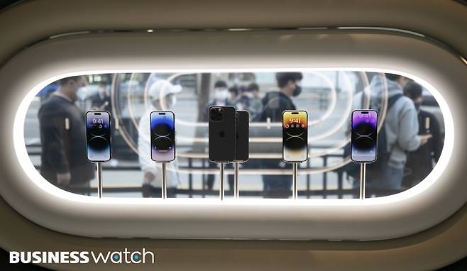 애플의 신제품&nbsp;아이폰14&nbsp;시리즈가 국내 정식 출시된 7일 오전 서울 중구 명동 애플스토어에서 구매희망자들이&nbsp;아이폰14&nbsp;제품을 구매하기 위해 줄을 서고 있다./사진=이명근 기자 qwe123@