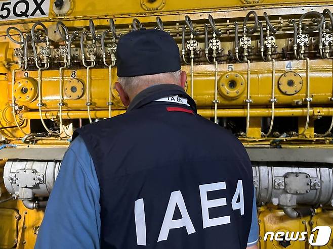 1일(현지시간) IAEA 사찰단이 우크라이나 자포리자 원전의 비상 디젤 발전소를 살펴 보고 있다. ⓒ AFP=뉴스1 ⓒ News1 우동명 기자