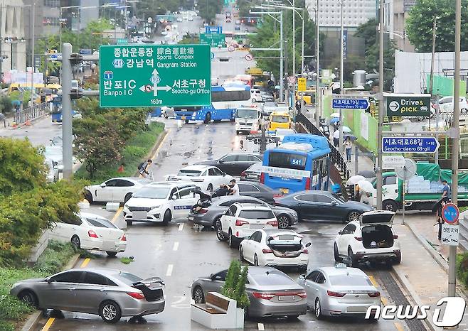 지난 8월 9일 오전 서울 서초구 서초동 진흥아파트 일대에 전날 쏟아진 폭우에 고립됐던 차량들이 뒤엉켜 있다. 2022.8.9/뉴스1 ⓒ News1 박세연 기자