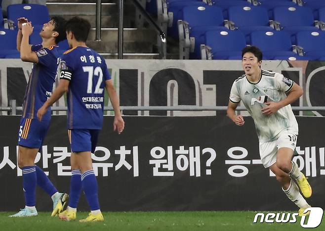 5일 오후 울산 문수축구경기장에서 열린 '2022 하나원큐 FA컵' 4강 울산현대와 전북현대의 경기 연장 후반 전북 조규성이 역전골을 넣고 기뻐하고 있다. 2022.10.5/뉴스1 ⓒ News1 윤일지 기자