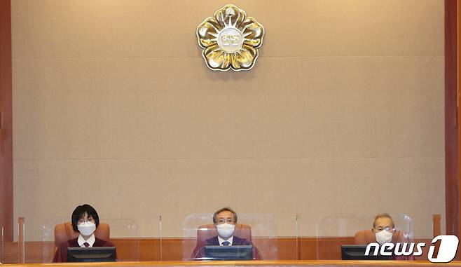 유남석 헌법재판소장과 재판관들이 15일 오후 서울 종로구 헌법재판소에서 열린 국가보안법 제2조 1항과 제7조 1·3·5항의 위헌 여부 심리 공개변론 시작을 기다리고 있다. (공동취재) 2022.9.15/뉴스1 ⓒ News1 민경석 기자