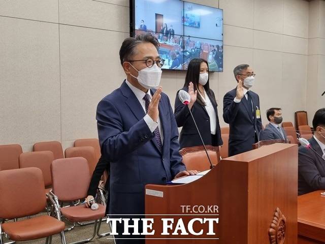 6일 오후 여의도 국회에서 열린 산업통상자원중소벤처기업위원회 소관 중소기업벤처부·특허청 국정감사에서 임영록 신세계프라퍼티 대표이사(왼쪽부터)와 킴벌리 린 창 멘데스 나이키코리아 사장, 윤종하 MBK파트너스 부회장이 증인 선서를 하고 있다. /국회=이선영 기자