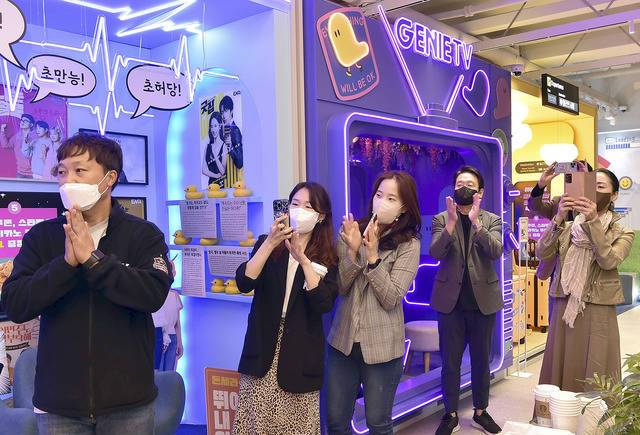 KT가 7일 오전 '홍대 애드샵 플러스'에서 아이폰14 사전예약 개통 행사를 열었다. /KT 제공