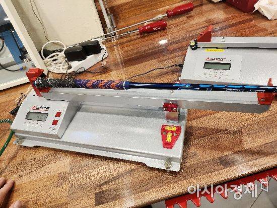 스윙 웨이트 측정하는 모습 [사진=이서희 기자]