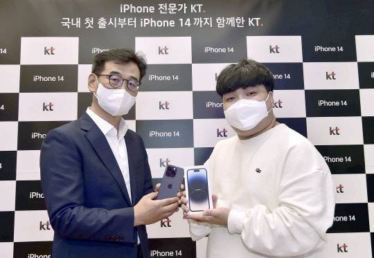 1호 개통 고객 유호영씨(오른쪽)가 KT 디바이스 사업본부장 김병균 상무와 기념 촬영을 하고 있다. KT 제공