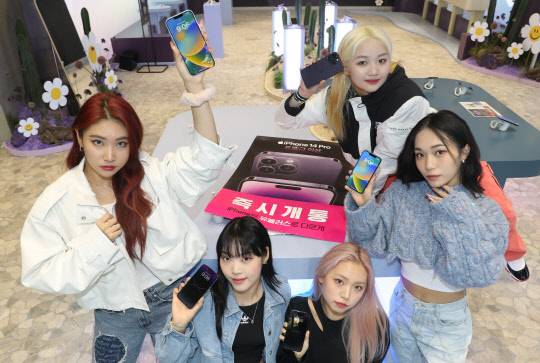 일상비일상의틈에서 댄스팀 '턴즈'가 아이폰14 공식 출시를 소개하고 있다. LG유플러스 제공