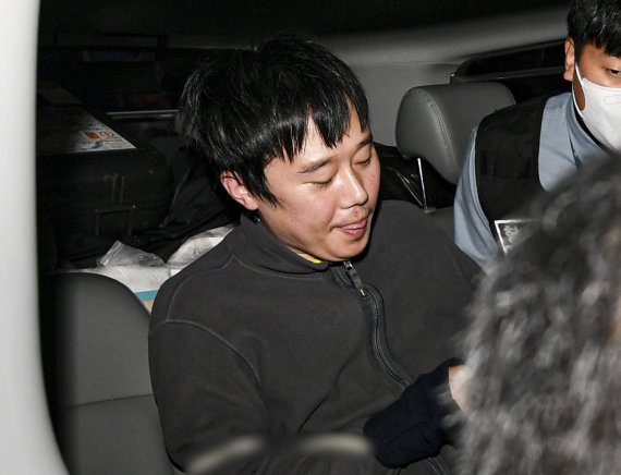 신당역 살인사건 피의자인 전주환(31)이 지난달 21일 오전 서울 중구 남대문경찰서에서 검찰로 송치되고 있다. 뉴시스