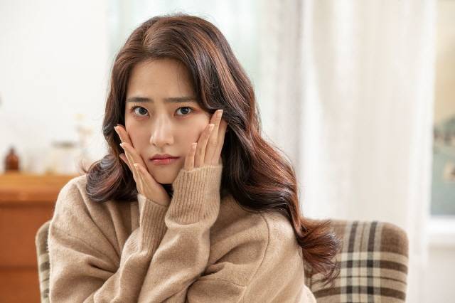 건조한 피부는 각질을 형성해 피부 표면이 거칠어지고 탄력도 잃을 수 있다./사진=클립아트코리아