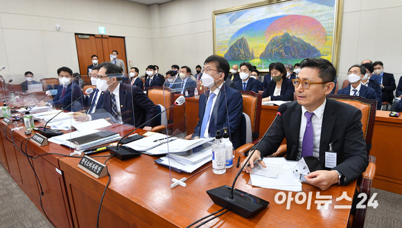 안철현 애플코리아 대외협력총괄 부사장이 7일 서울 여의도 국회에서 열린 정무위원회의 공정거래위원회, 한국소비자원, 한국공정거래조정원에 대한 국정감사에서 증인으로 출석해 의원 질의에 답하고 있다. [사진=김성진 기자]