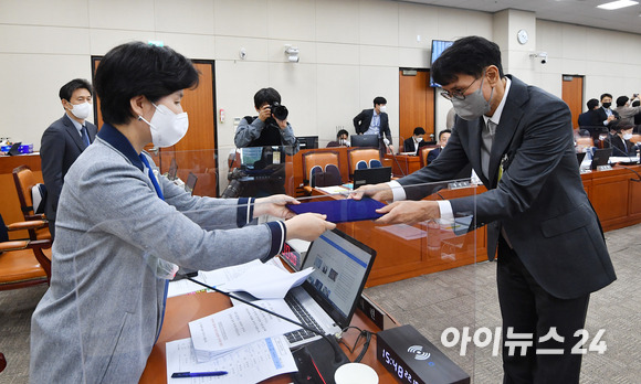 홍은택 카카오 대표이사가 7일 서울 여의도 국회에서 열린 정무위원회의 공정거래위원회, 한국소비자원, 한국공정거래조정원에 대한 국정감사에서 증인으로 출석해 선서를 한 후 백혜련 위원장에게 선서문을 제출하고 있다. [사진=김성진 기자]